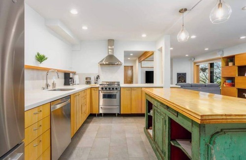 Downtown Anchorage House | M Street Triplex | Full 5BR Compound | 3 Tubs