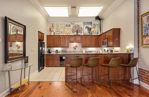 Downtown Apartment | Mad Hatter Loft | Wild Art + Movie Screen + Pking