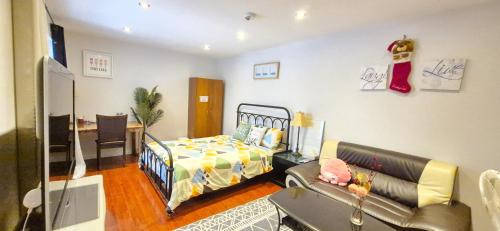 Steeles House | Mainfloor Spacious Cozy Room near Pacific Mall