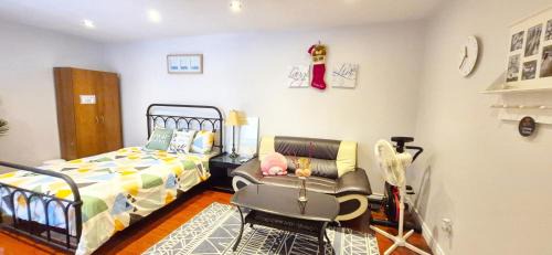 Steeles House | Mainfloor Spacious Cozy Room near Pacific Mall