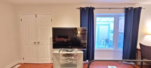 Steeles House | Mainfloor Spacious Cozy Room near Pacific Mall