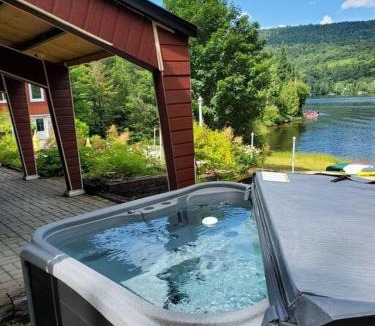 Saint Donat House | Maison du lac avec plage, embarcations, billard et spa privé