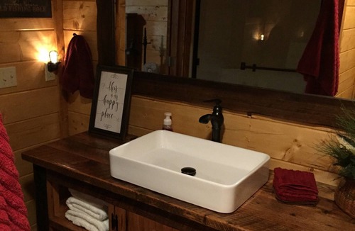 Mammoth Spring Resort | Mammoth Spring Retreat. Gated for privacy, Five cabins, one price. On the River