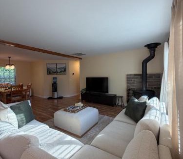 Miller Lake House | Maple Cottage - Cozy Cottage in Miller Lake