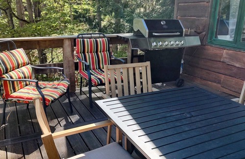Attica Cabin | Maple Crest Cabin is a peaceful getaway from everyday life