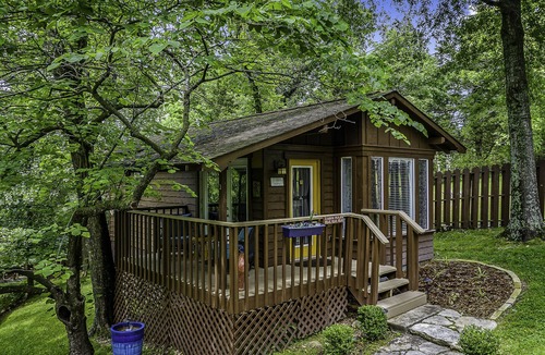 Eureka Springs Historic District Cabin | Maple @ The Woods Cabins