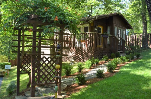 Eureka Springs Historic District Cabin | Maple @ The Woods Cabins