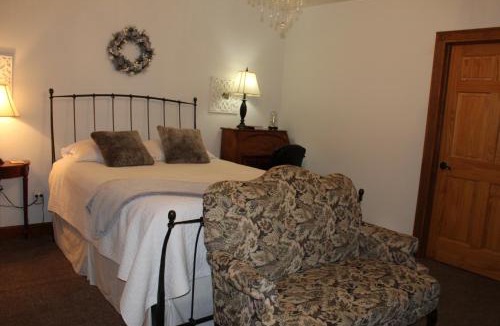 Campbell Park Bed & Breakfast | Maria's Creekside B&B