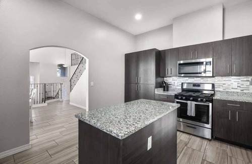 Biggs Field House | Massive Backyard! Tri Level Home 4 Bed 3.5 Bath