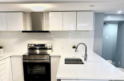 Ledbury - Heron Gate - Ridgemont - Elmwood Apartment | Master bedroom with private bathroom 10 min drive to Downtown & Ottawa Airport