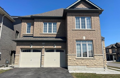 Mount Pleasant House | Mesmerizing 6 Bed 3.5 Corner Detached Home with 4 Parkings