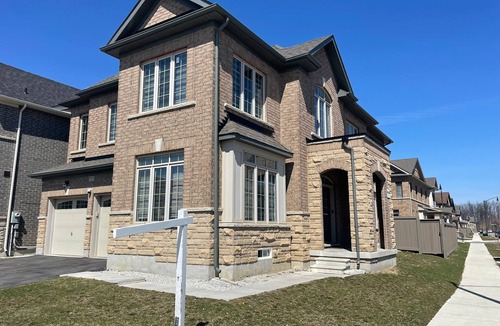 Mount Pleasant House | Mesmerizing 6 Bed 3.5 Corner Detached Home with 4 Parkings