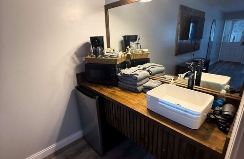 Eureka Springs Historic District Hotel | Miami Suite 102 at Tradewinds