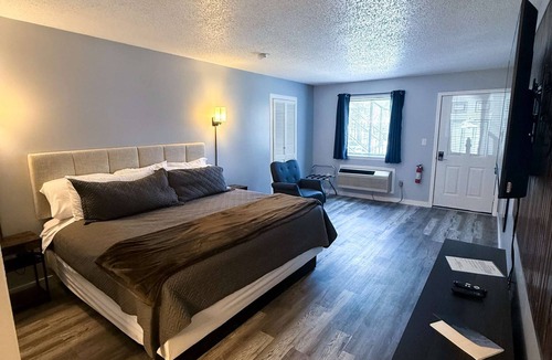 Eureka Springs Historic District Hotel | Miami Suite 102 at Tradewinds
