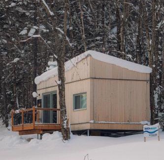 Notre-Dame-Auxiliatrice-de-Buckland Ski Chalet | Micro-Cabine int the Mountains - Solstice 3