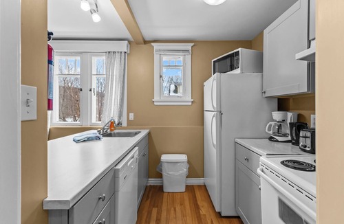 Waterford Valley Apartment | Midstream Executive 2BR Wi-Fi Parking
