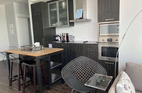 Central Waterfront Apartment | MILLION DOLLARS CN TOWER AND VIEWS - 2 BEDROOM SUITE WITH PARKING AND BALCONY