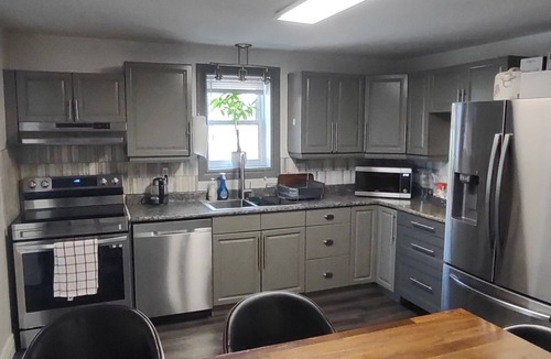 Niagara Falls House | Min walk to Falls, all Attractions. 3 over size Brs,4 bed 2 sofabed Large Patio
