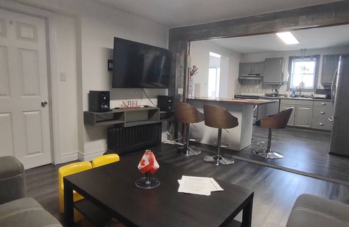 Niagara Falls House | Min walk to Falls, all Attractions. 3 over size Brs,4 bed 2 sofabed Large Patio
