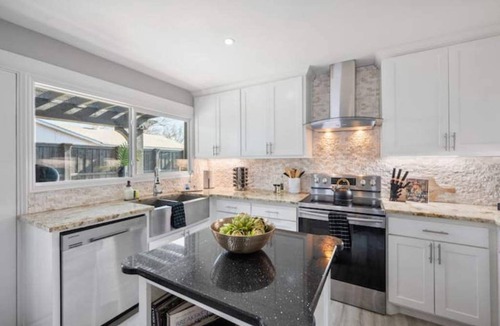 Grand Prairie House | mins to stadium~Cowboy themed~pool~golf~fire pit~outdoor projector~games~arcade