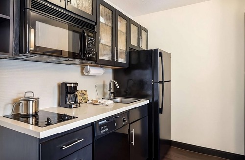 Las Colinas Hotel | Minutes Away from Irving Convention Center! Pet-friendly Property, Parking!