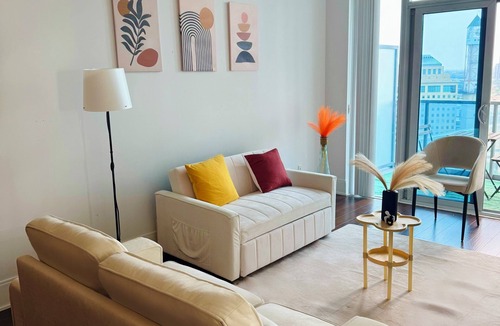 Downtown Mississauga Condo | Modern 1-Bed Condo Near Square One, Pearson & Downtown Toronto – Free Parking