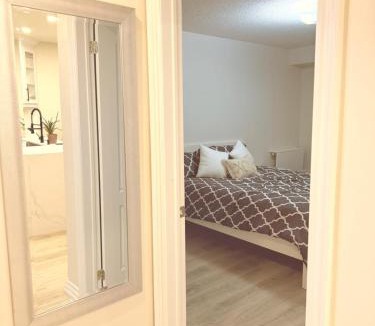 Cooksville Apartment | Modern 1-BR Suite EV Charger, Backyard BBQ & Near Square One
