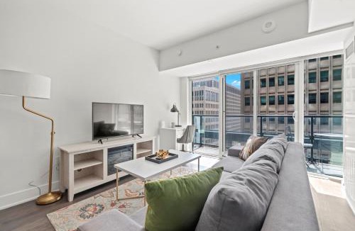 Bay Cloverhill Apartment | Modern 1BD Apartment with Balcony DT Toronto