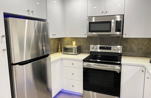 Richmond Hill Apartment | Modern 1BR Lower Unit With Private Entrance+Full-Kitchen+Queen Bed+Free Parking
