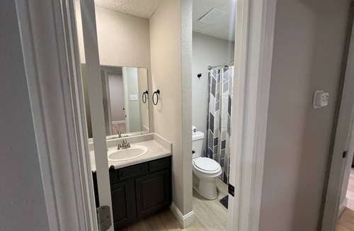 Oaks Historic District Apartment | Modern 1BR Peaceful Stay