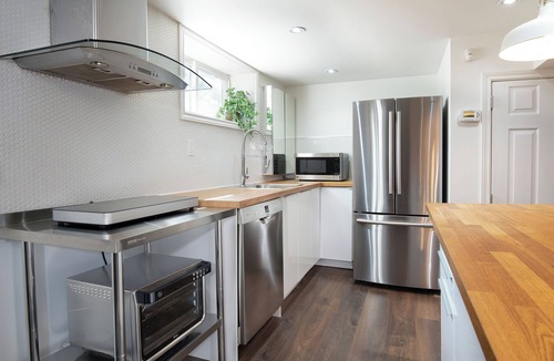 Old East York Apartment | Modern 2 Bed Suite in Toronto - Full Kitchen & Laundry - Close to Subway
