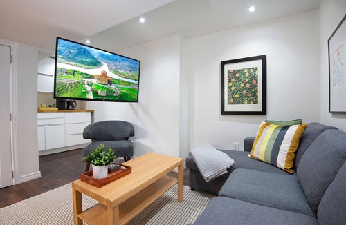 Old East York Apartment | Modern 2 Bed Suite in Toronto - Full Kitchen & Laundry - Close to Subway