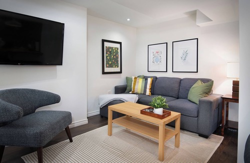Old East York Apartment | Modern 2 Bed Suite in Toronto - Full Kitchen & Laundry - Close to Subway
