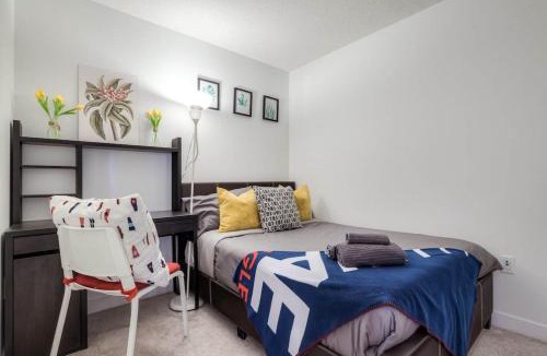 CityPlace Apartment | Modern 2 Bedroom plus Den Condo with Balcony Downtown Toronto