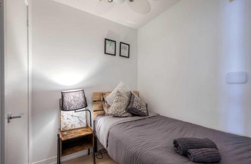 CityPlace Apartment | Modern 2 Bedroom plus Den Condo with Balcony Downtown Toronto