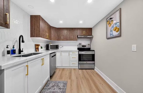Whitby House | Modern 2 King Suite Parking DT Whitby