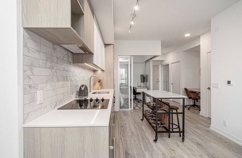 Forest Hill South Condo | Modern 2bdr+ 2bath with free parking in luxurious Forest Hill neighbourhood!