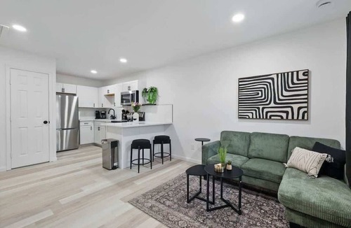 Haltom City Apartment | Modern 2BR 2nd Unit with Hot Tub