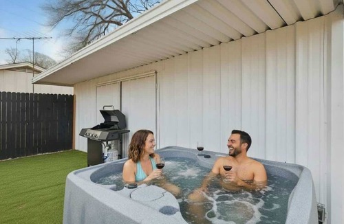 Haltom City Apartment | Modern 2BR 2nd Unit with Hot Tub