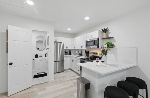 Haltom City Apartment | Modern 2BR 3rd Unit with Hot Tub