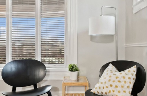 East Windsor House | Modern 2BR Apartment | Parking & WiFi