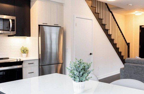 Harwood Hotel | Modern 2BR Suite Free Parking