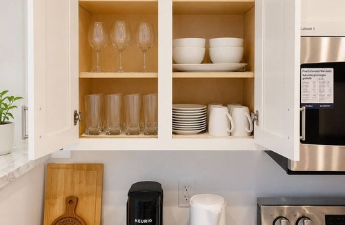 Terra Nova Apartment | Modern 2BR Suite | King & Queen | 5 Min to Airport | Free Parking