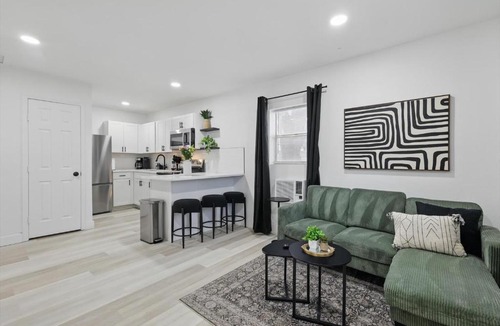Haltom City Apartment | Modern 2BR Unit Hot Tub Outdoor Lounge