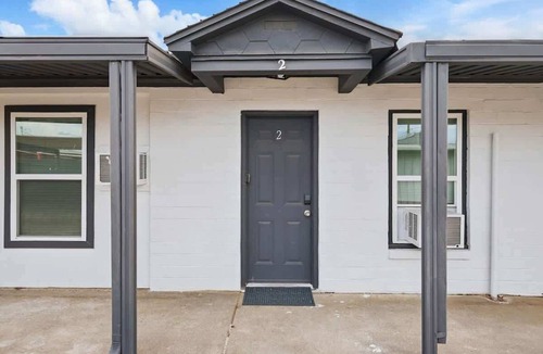 Haltom City Apartment | Modern 2BR Unit With Hot Tub