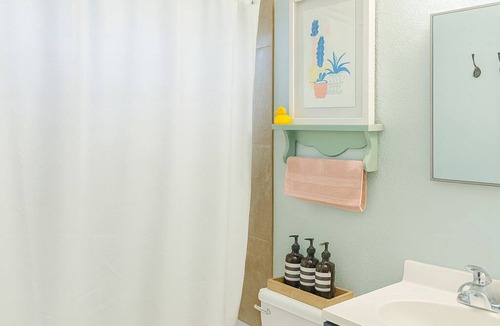 Lawrence House | ★ Modern 2BR │ Walk to Restaurants & Allen Fieldhouse │ Off-Street Parking