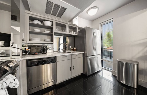 Old East Dallas Condo | Modern 3-bed loft with pool, courtyard, and prime walkable Dallas location.