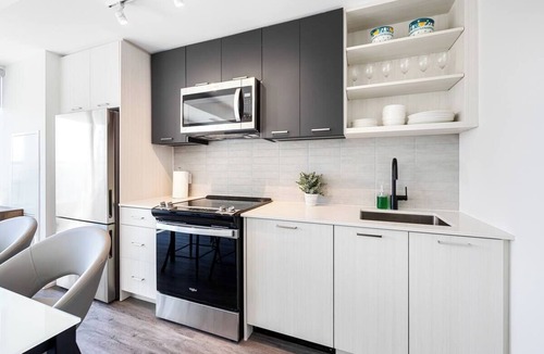 Harwood Hotel | Modern 3 Bedroom Suite with AC near Downtown Toronto