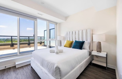 Harwood Hotel | Modern 3 Bedroom Suite with AC near Downtown Toronto