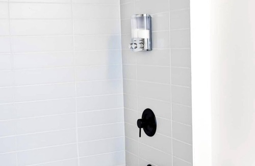 Harwood Hotel | Modern 3 Bedroom Suite with AC near Downtown Toronto
